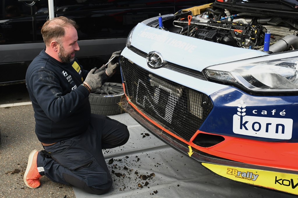 Det polske Kowax-team er professionelle folk og de fik hurtigt fikset den rappe Hyundai i20, så Simon Vallentin og Peter Egholm kunne fuldføre og entre sejrspodiet for at hente deres bronzemedaljer.
(Foto: specialpress@gmail.com)